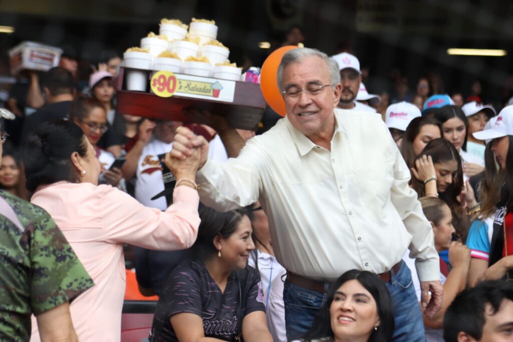 "Es un éxito”: Rocha lanza primera bola del juego con causa entre Tomateros y Cañeros
