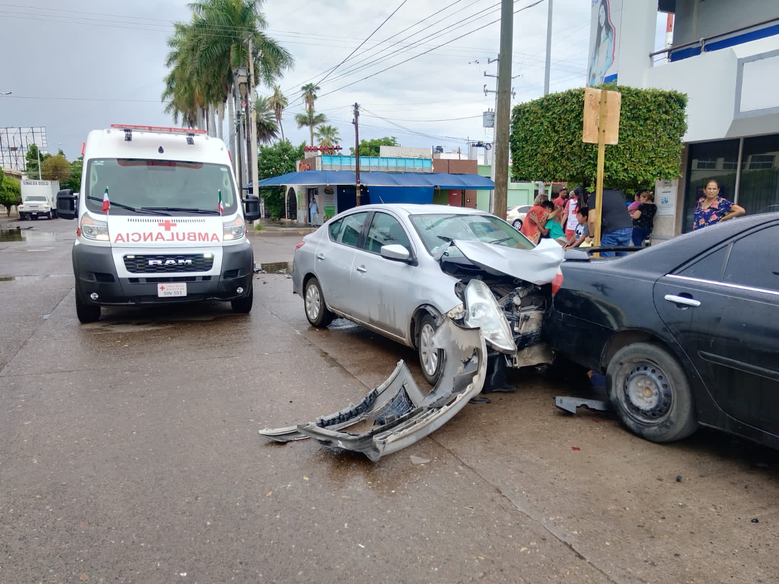 Choque tipo carambola en sector centro de Los Mochis deja como saldo 4 lesionados