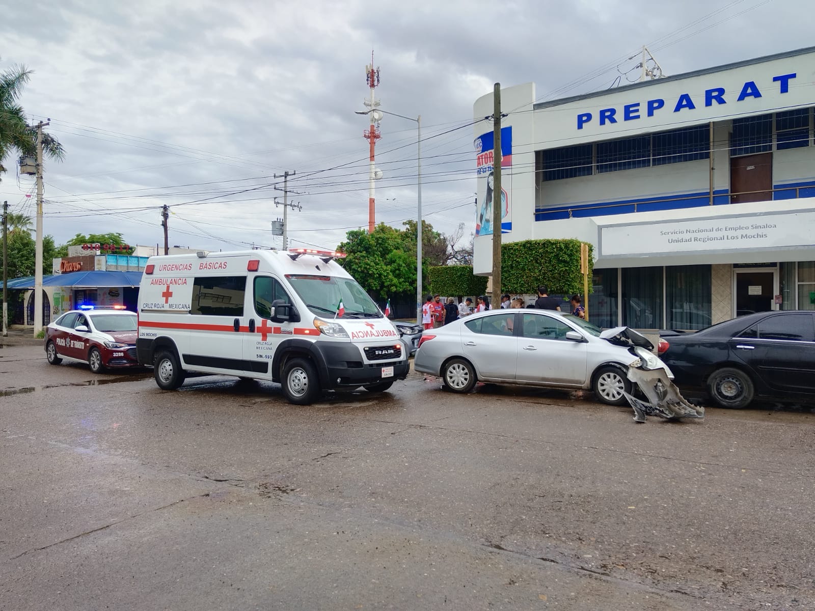 Choque tipo carambola en sector centro de Los Mochis deja como saldo 4 lesionados