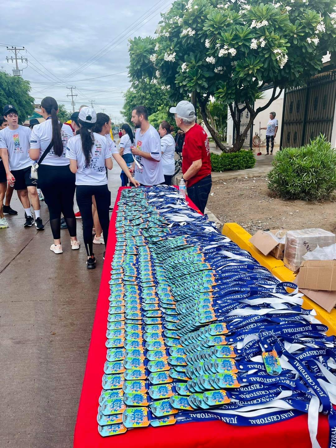 Las medallas fueron entregadas a cada uno de los participantes