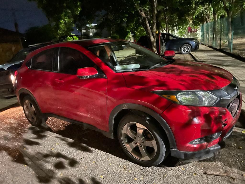 Policías estatales recuperan un auto y una moto con reporte de robo, en Culiacán