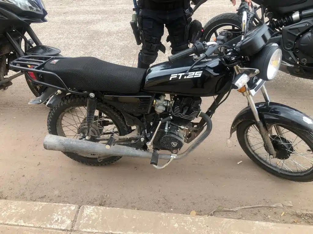 Policías estatales recuperan un auto y una moto con reporte de robo, en Culiacán