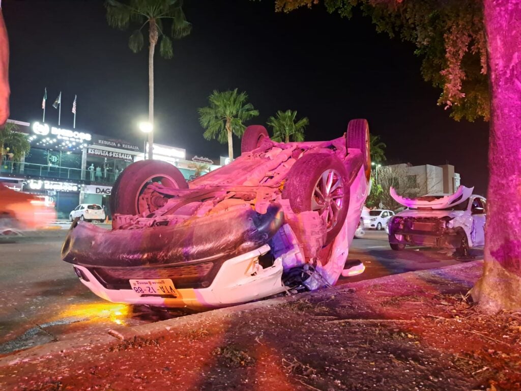 Dos autos en la carretera tras un accidente