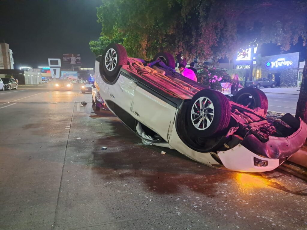 Dos autos en la carretera tras un accidente
