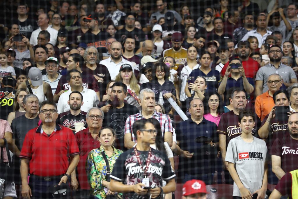 La afición tomatera en el estadio previo al juego de Tomateros