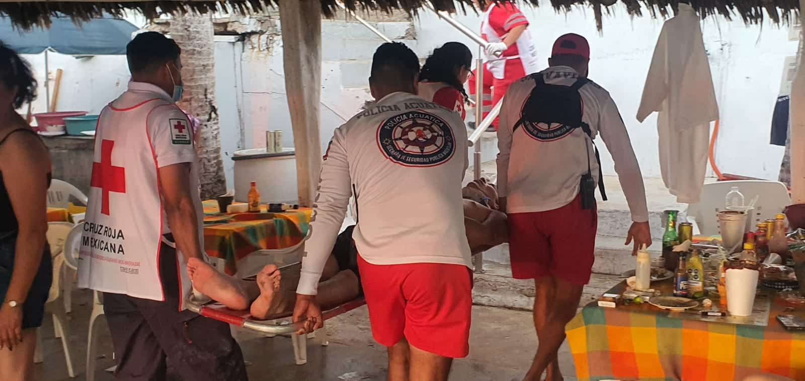 El joven fue llevado por elementos de Cruz Roja a recibir atención médica