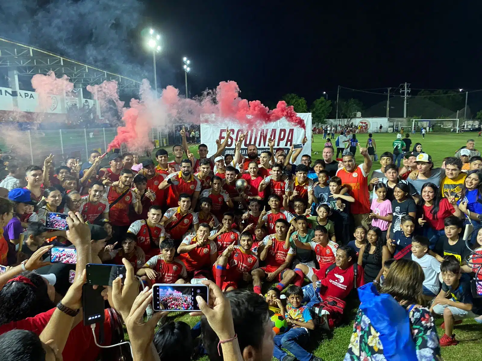 Camaroneros de Escuinapa celebrando el triunfo