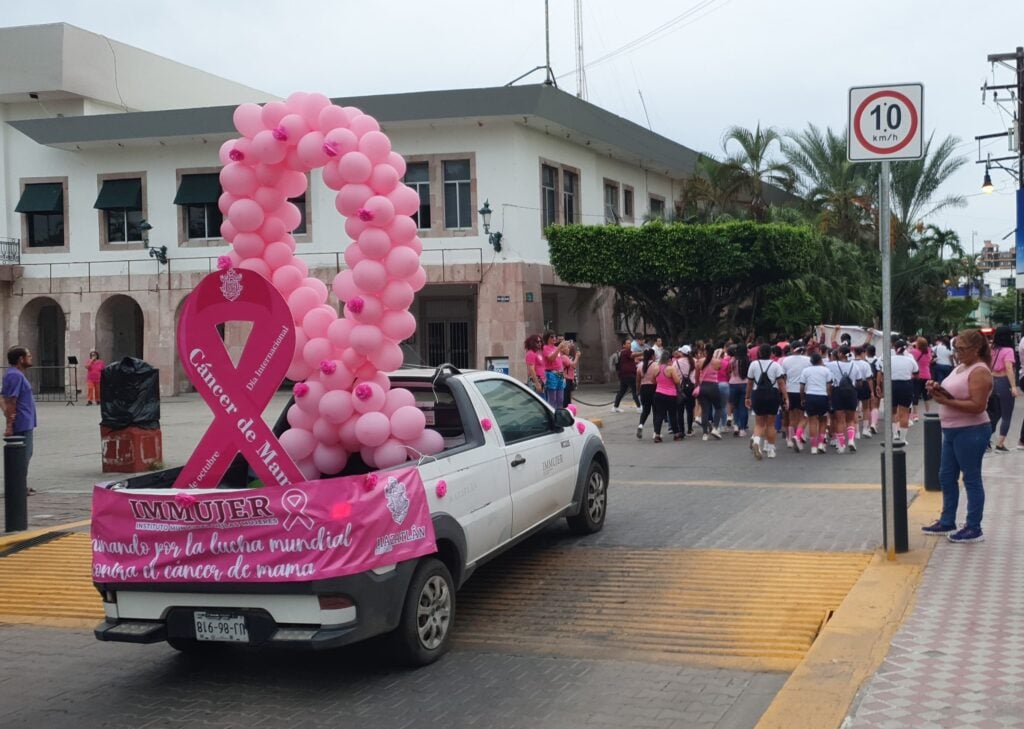 Marcha para concientizar sobre la lucha contra el cáncer de mama