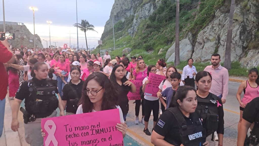 Marcha para concientizar sobre la lucha contra el cáncer de mama