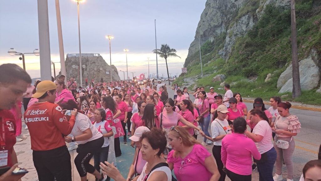 Marcha para concientizar sobre la lucha contra el cáncer de mama