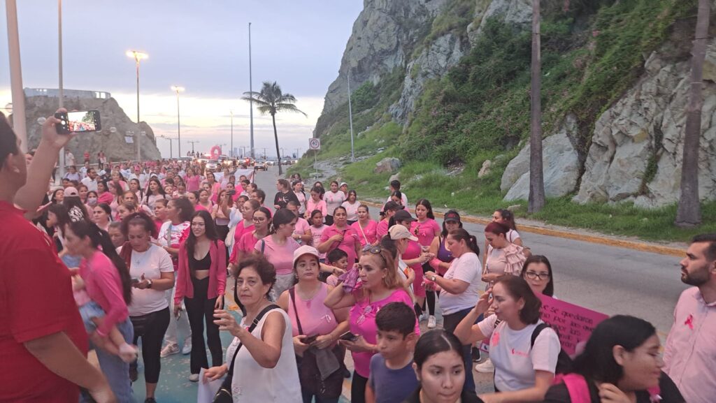 Marcha para concientizar sobre la lucha contra el cáncer de mama