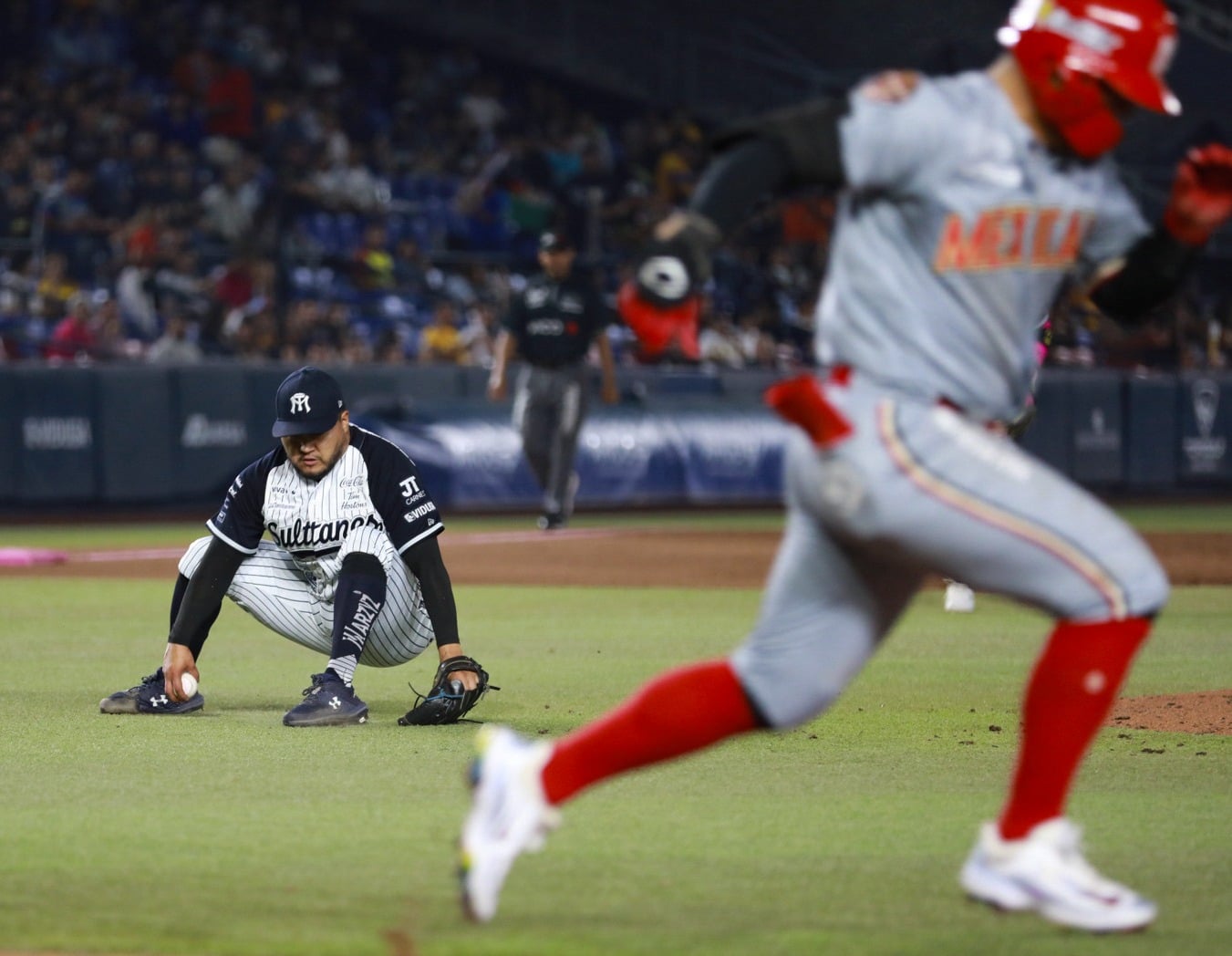 El pitcher Francisco Ríos de Sultanes baja por un rodado