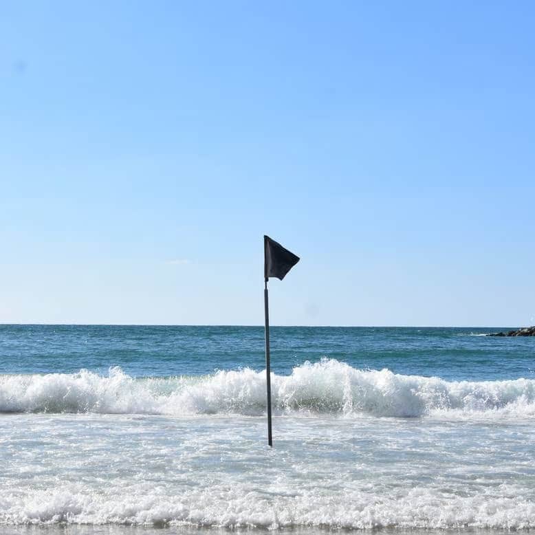 Bandera negra como precaución