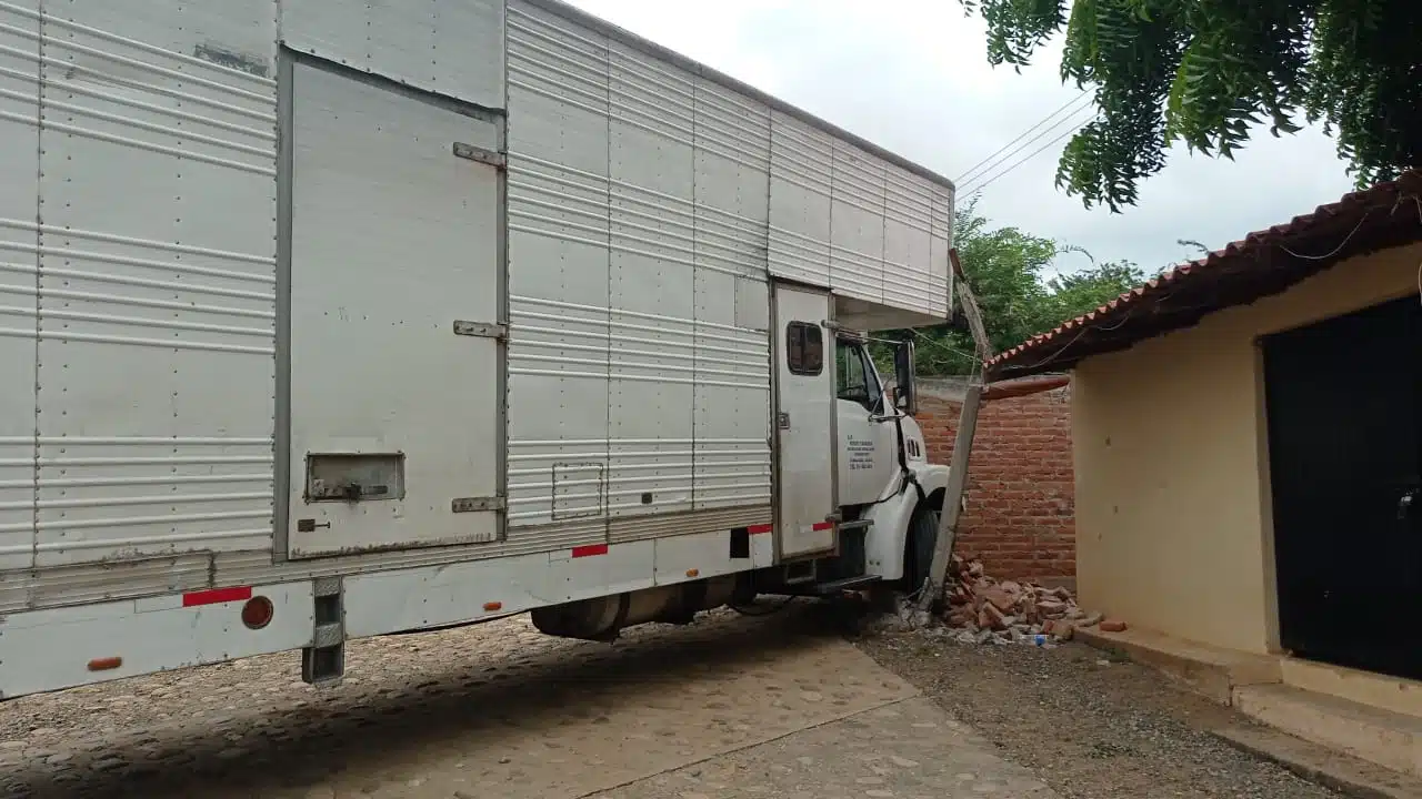 El conductor se sentía mal: choca torton con la barda de una iglesia en El Quelite