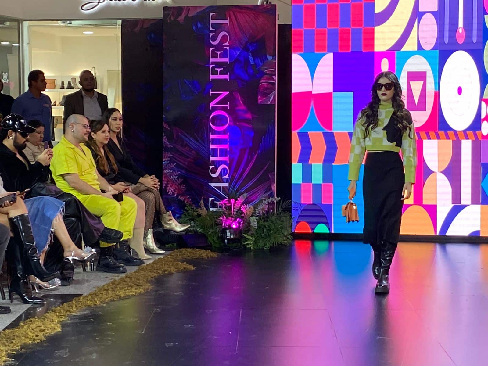 Fashion Fest de Liverpool marca la tendencia otoño-invierno 2023 durante su pasarela, en Los Mochis