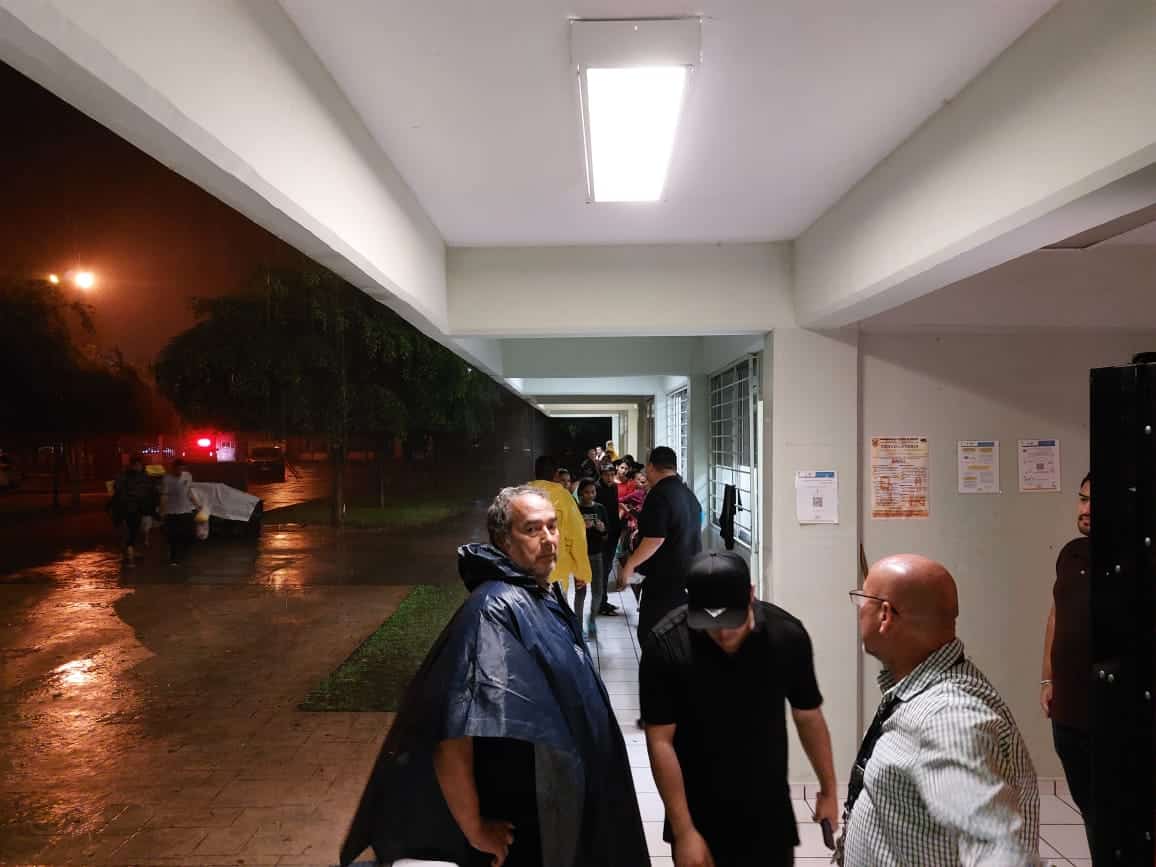 Personas llegan a los albergues en Navolato, Sinaloa