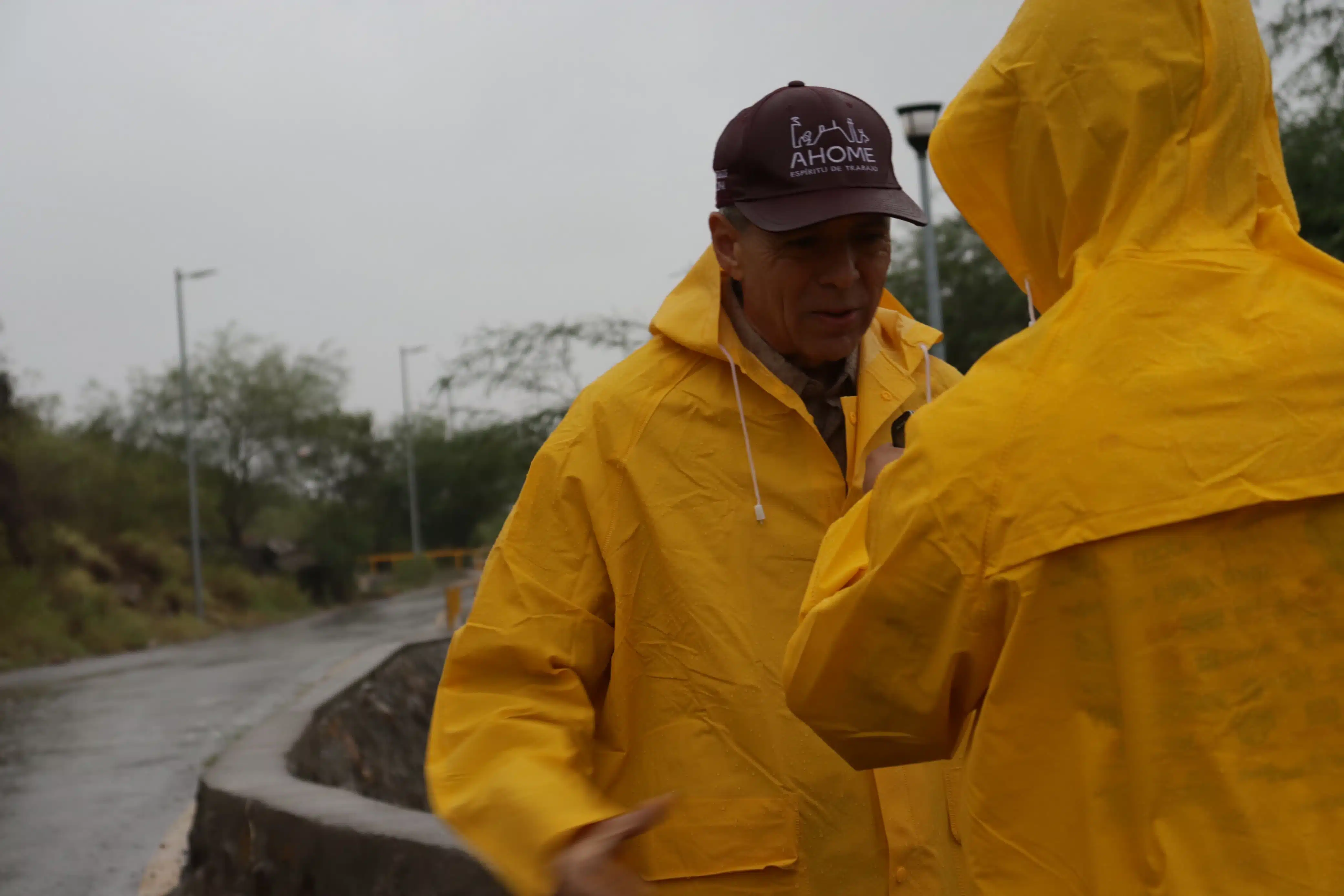 Alcalde de Ahome Gerardo Vargas Landeros, con impermeable por tormenta Norma