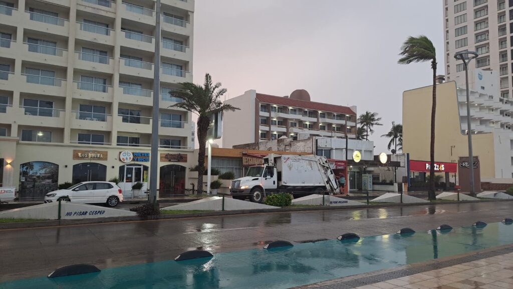 Camion de basura en medio de la lluvia de Norma