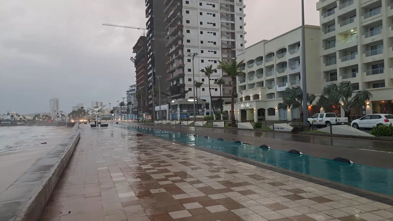 Malecon de Mazatlán con lluvias por Norma