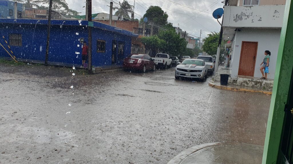 Fuerte lluvia en Mazatlán por Norma