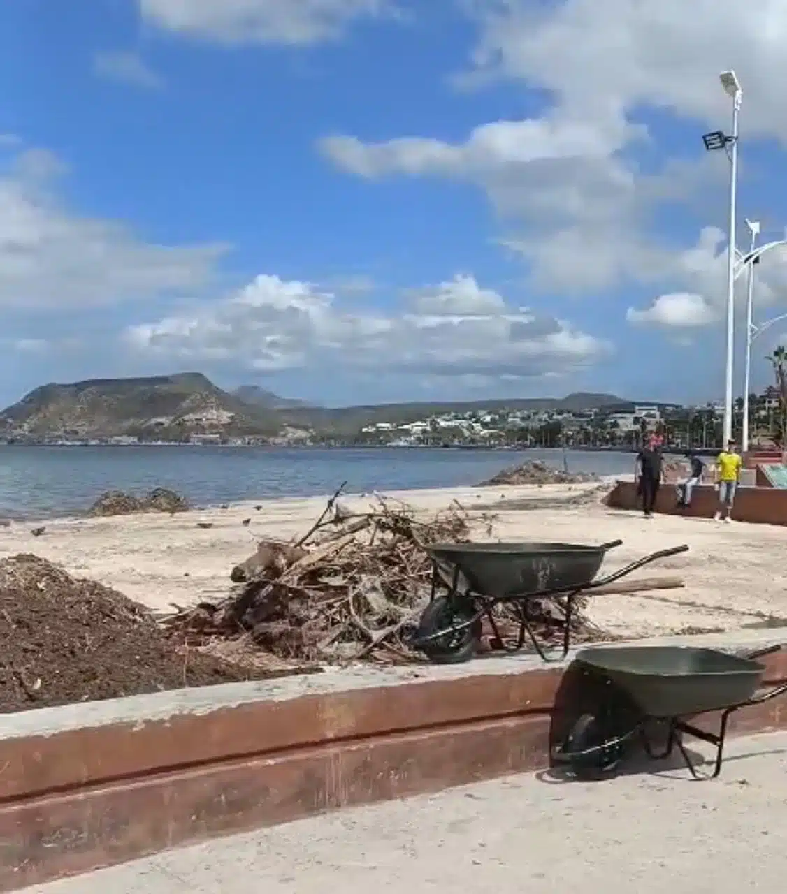 Malecon de La Paz sucio tras el paso de huracán Norma