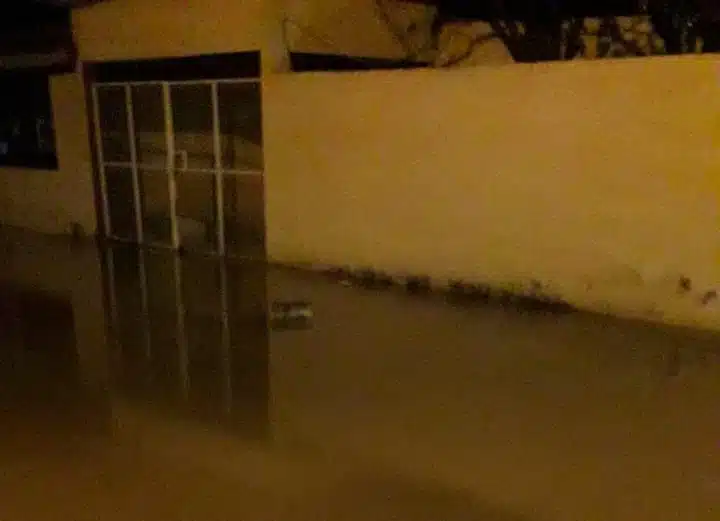 Por negligencia se desbordó el dren e inundó casas en Nío, Guasave, acusan vecinos