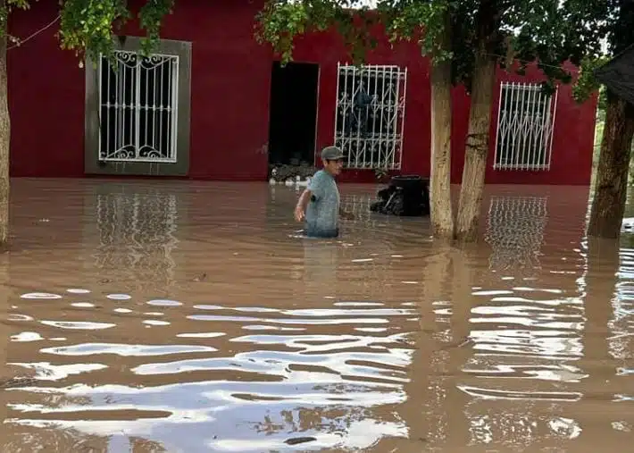 Inundación en Nío Guasave por desbordamiento de dren tras lluvias por ciclón Norma