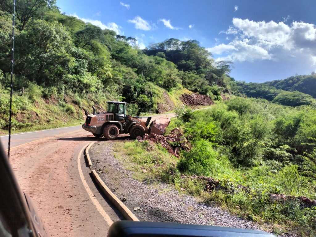 Ayuntamiento de Badiraguato continúa con los trabajos de limpieza en carreteras