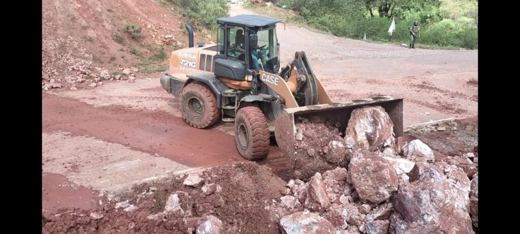 Ayuntamiento de Badiraguato continúa con los trabajos de limpieza en carreteras