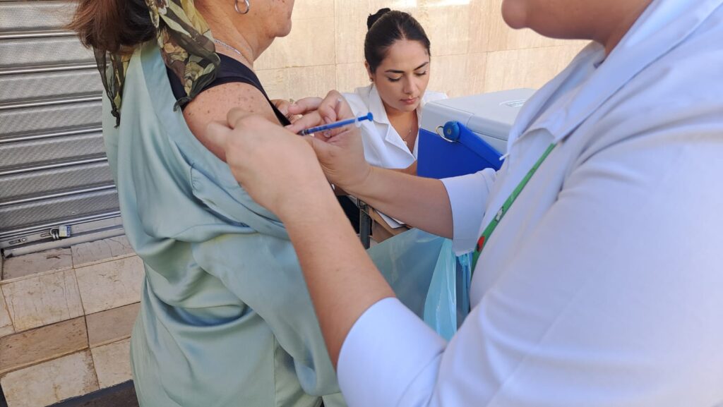 En Mazatlán, atienden llamado del sector Salud para vacunarse contra la influenza y COVID-19