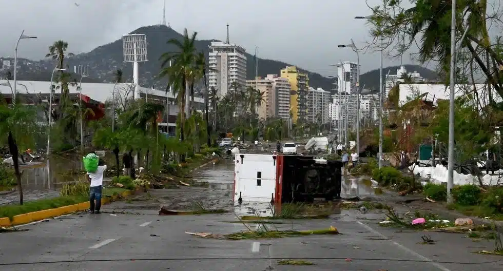 Destrozos originados por el paso de huracán 