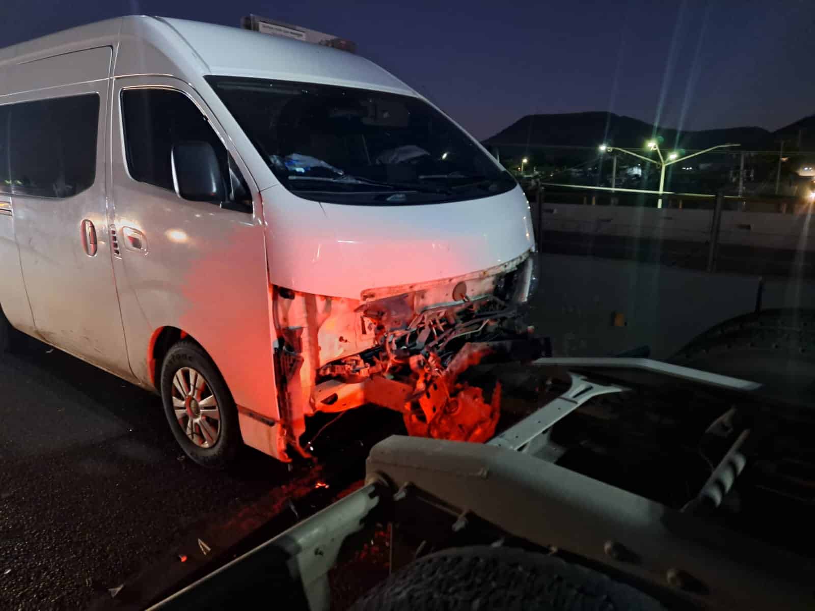 Camioneta varada sobre La Costerita provoca choque entre una van y un tráiler en Culiacán