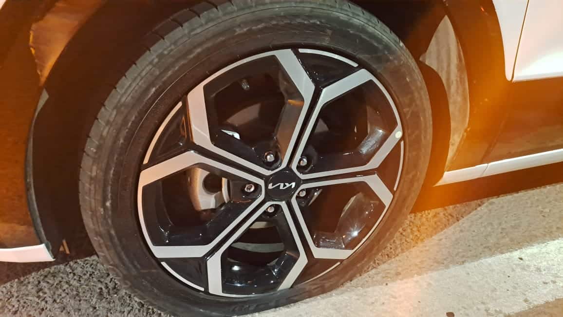 ¡Precaución! Baches causan ponchaduras a 15 vehículos en hora y media al sur de Culiacán