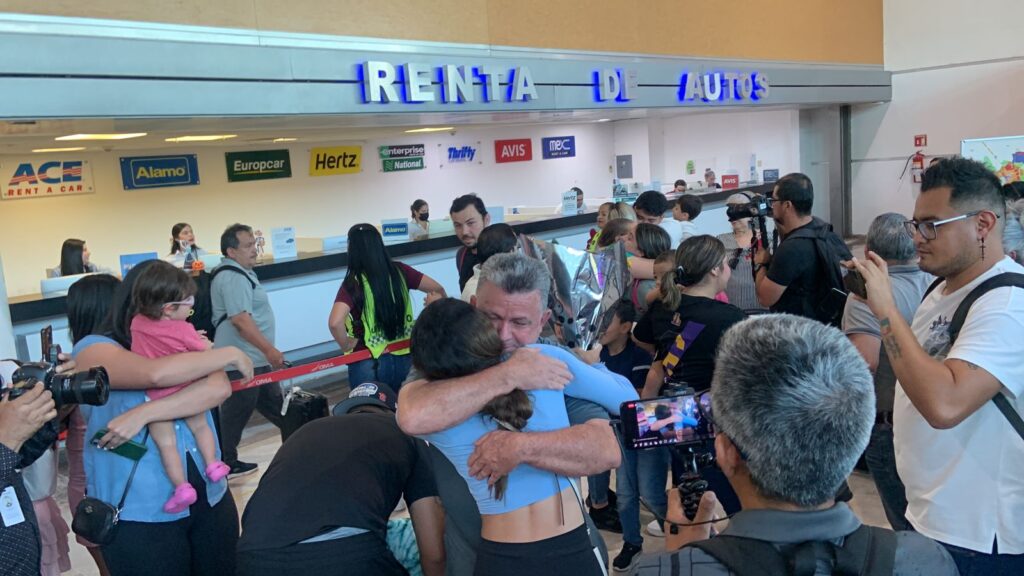 ¡Emotivo momento! Selección de softbol de Sinaloa regresa después de quedar varada en Acapulco