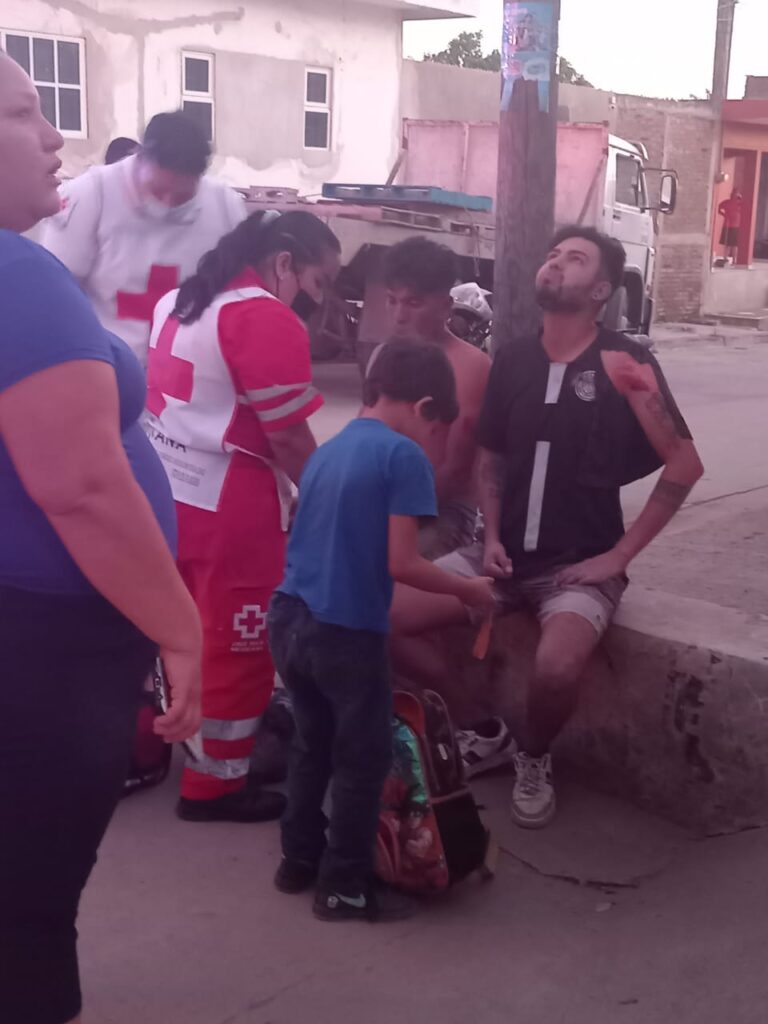 Camión de reparto atropella a dos motociclistas en la avenida De las Torres, en Mazatlán