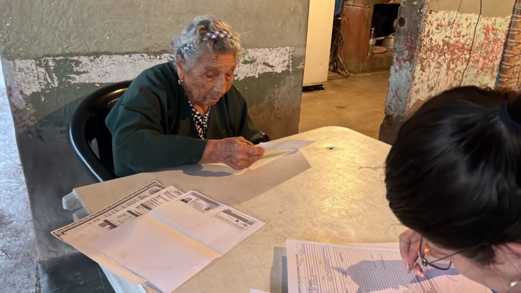 Gobierno de Sinaloa entrega cheques a 4 mil 385 familias afectadas por paso de "Norma"