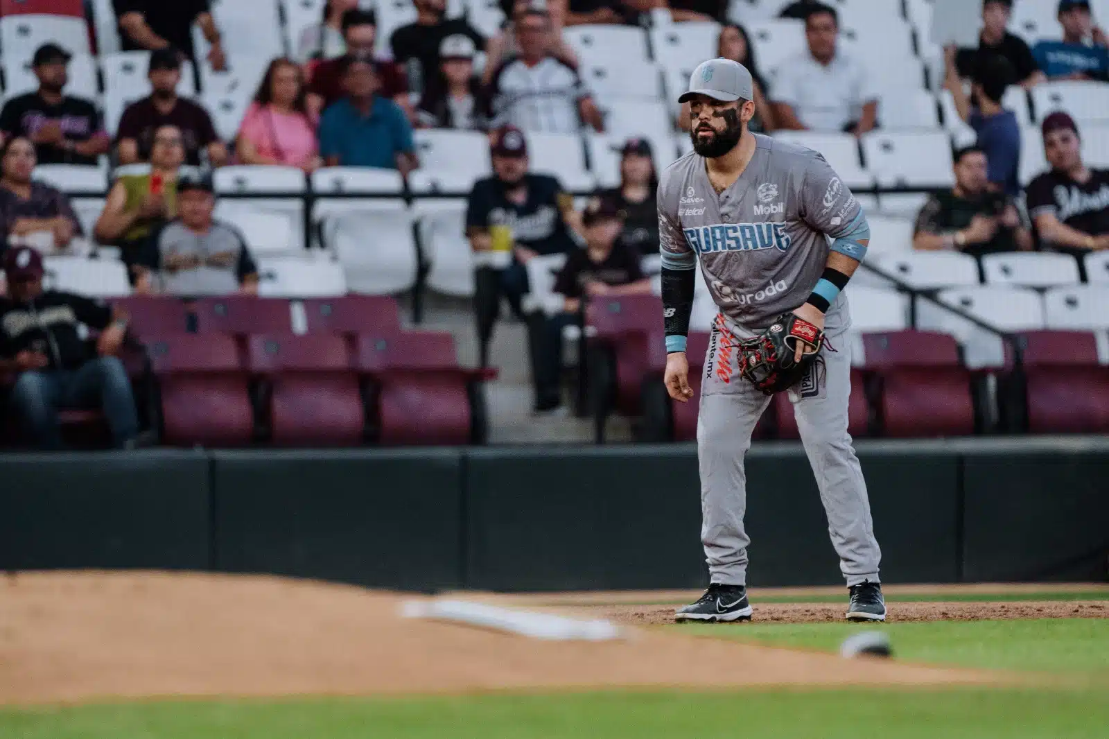 Orlando Piña custodiando la tercera base de los Algodoneros