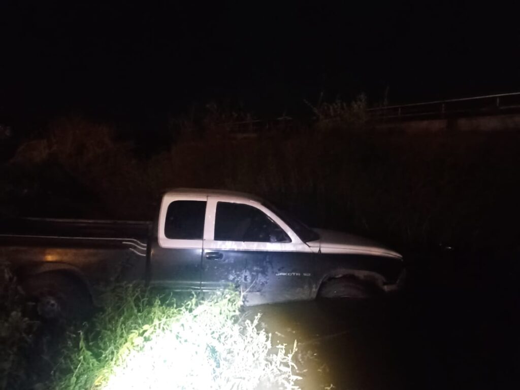 Conductora cae en su vehículo a canal junto al entronque a Barrón en Mazatlán