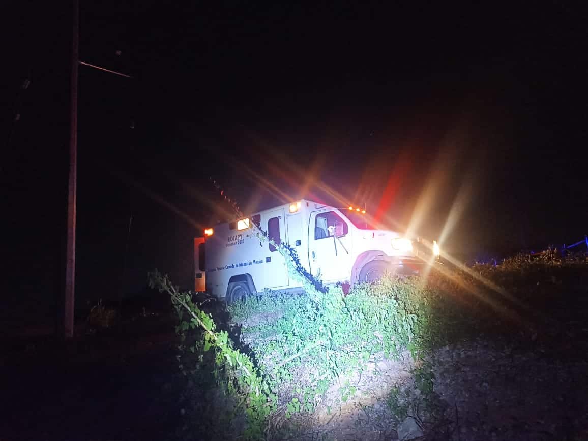 Conductora cae en su vehículo a canal junto al entronque a Barrón en Mazatlán