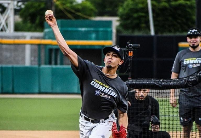 El joven derecho Juan Cázares en un tryout celebrado en Los Mochis ante scouts de Grandes Ligas