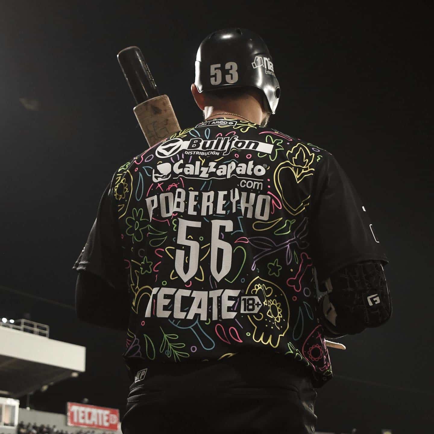 Jesse Castillo portando el apellido y número que utilizaba en vida Matt Pobereyko