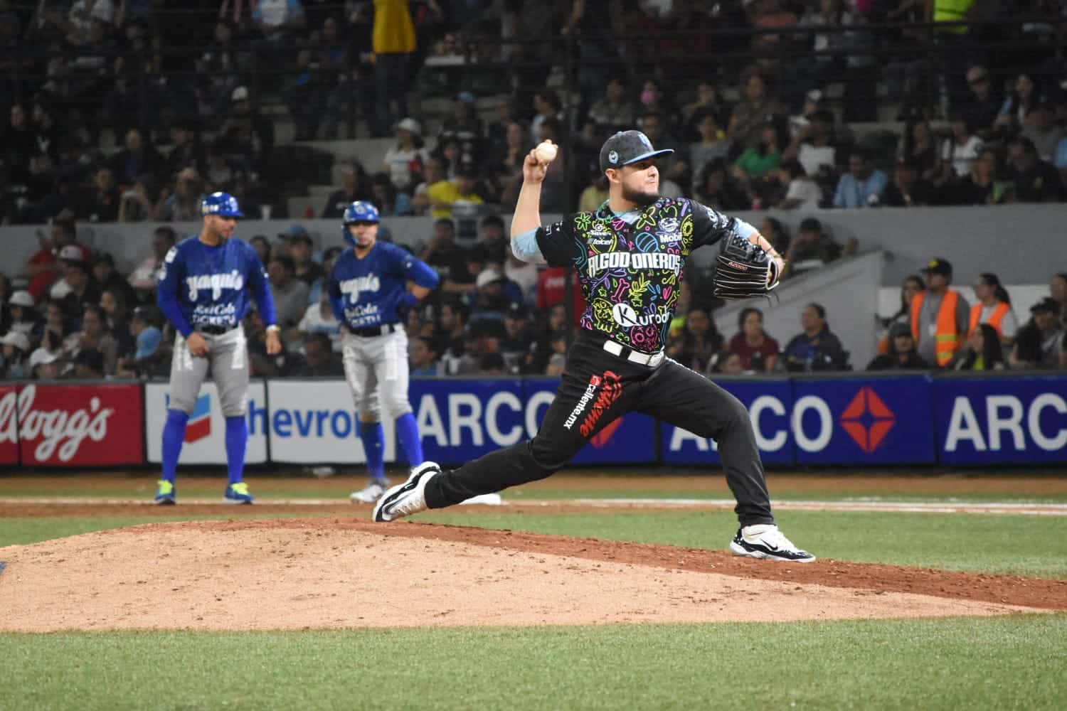 Iván Izaguirre en la loma de los disparos con el jersey en memoria a Matt Pobereyko