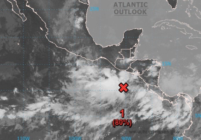 Zona de baja presión con bandas nubosas en el océano Pacífico