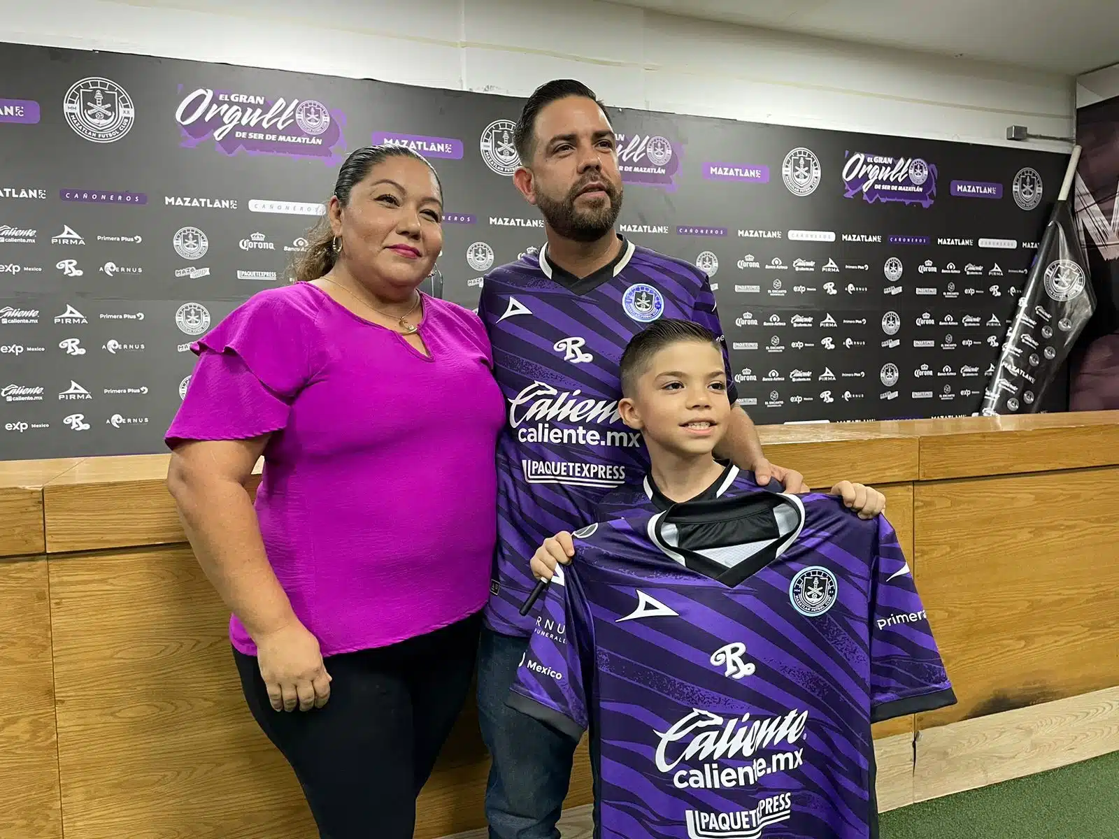 Óscar Yeray junto a sus padres y un jersey del Mazatlán FC