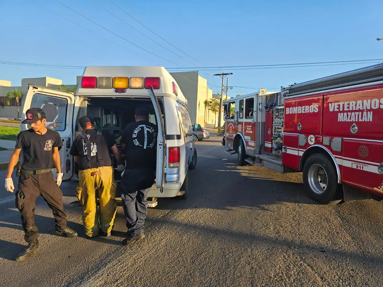 Bomberos Veteranos Mazatlán y ambulancia.