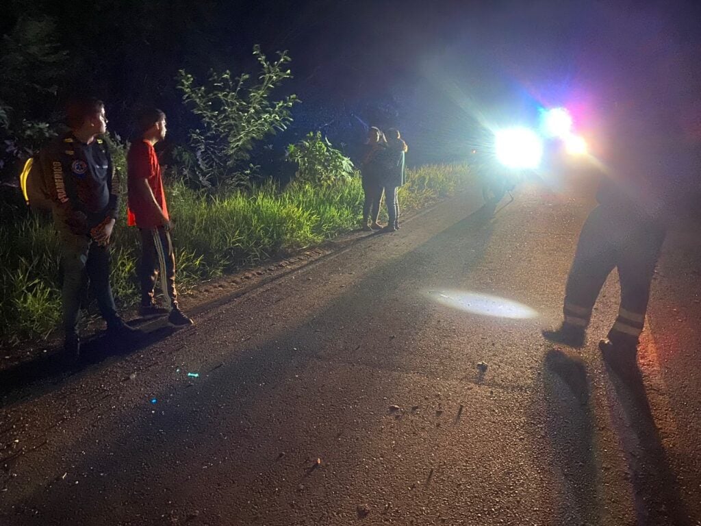 Personas en carretera de noche