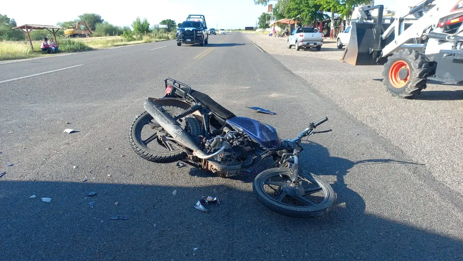 Motocicleta tirada en la carretera