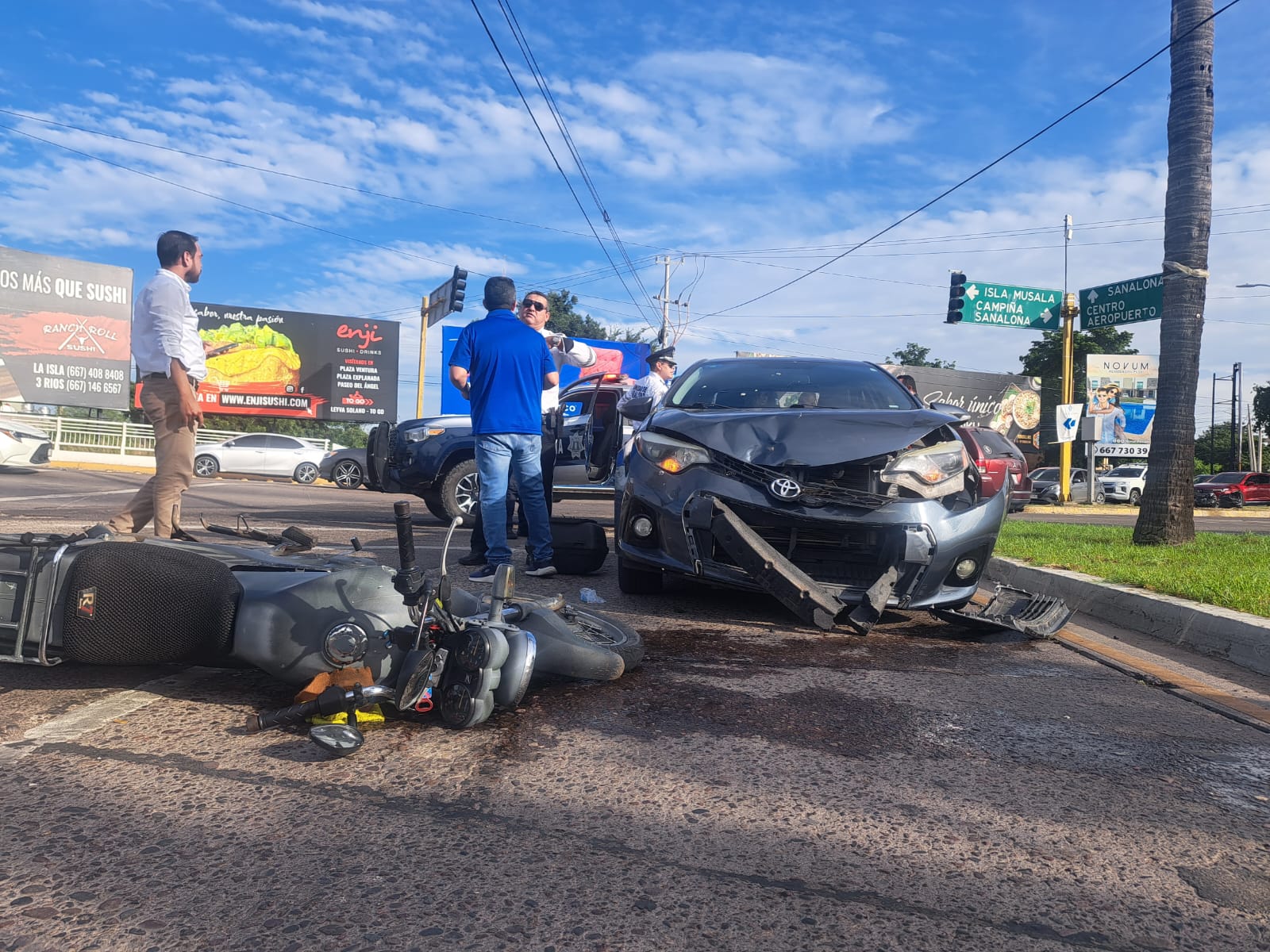 motocicleta en calle tirada y automóvil con defensa tachada