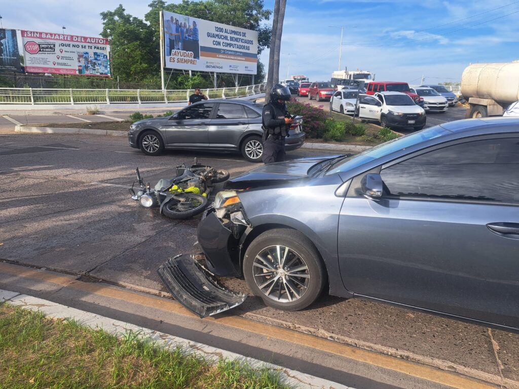 auto con la defensa quebrada tras choque con moto
