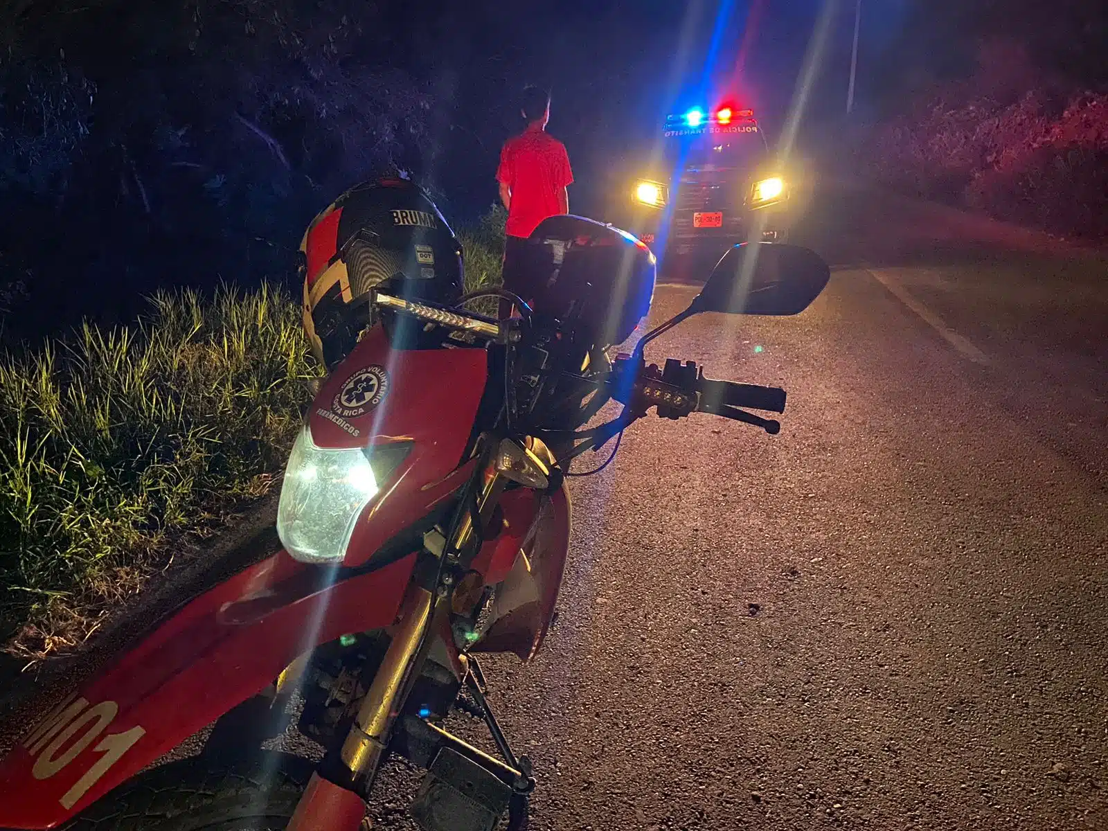Motocicleta y patrulla en carretera